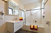 Bathroom 6-Person-Apartment